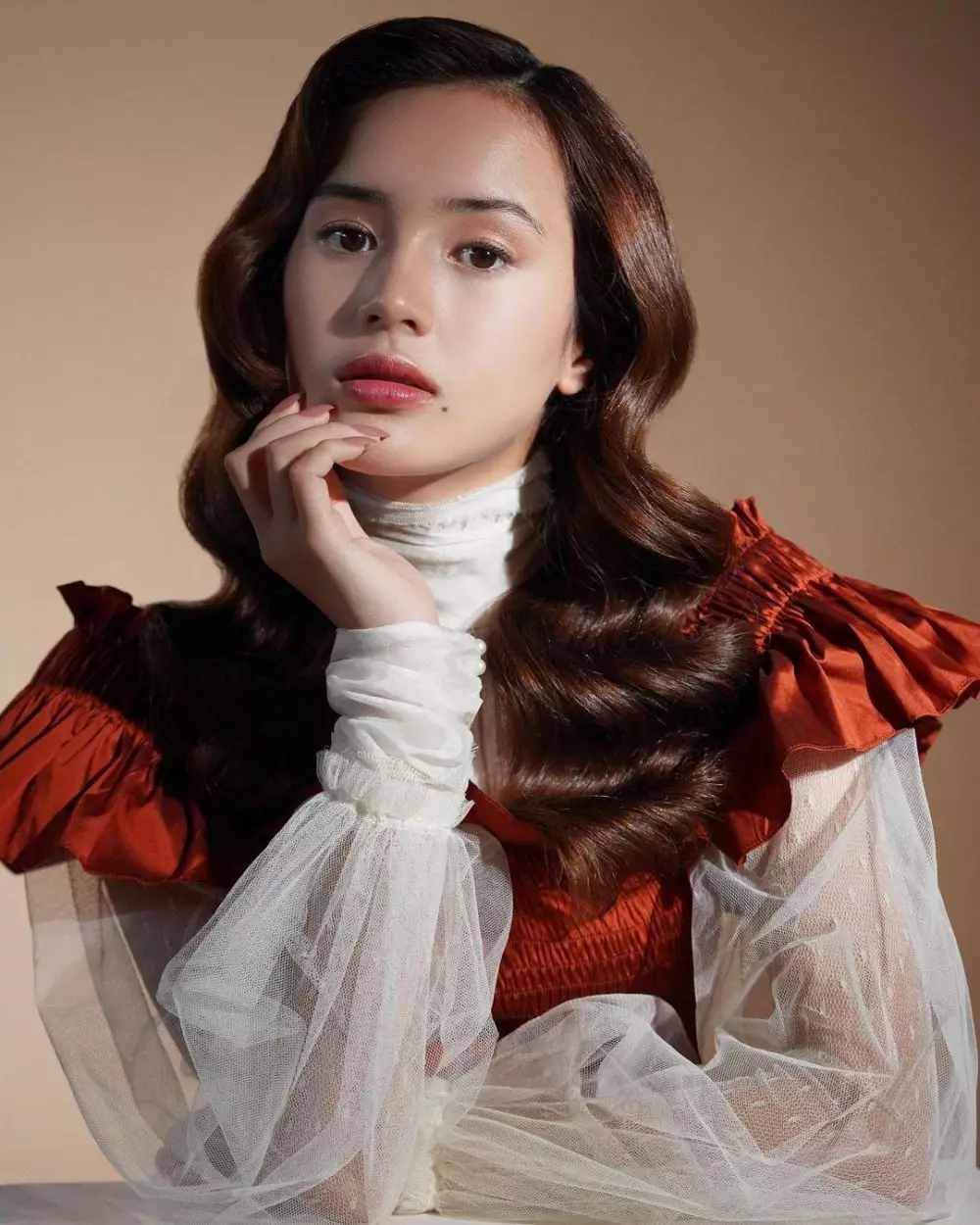 Gaya pemotretan Beby Tsabina bak noni Belanda Instagram © 2021 brilio.net Gaya pemotretan Beby Tsabina bak noni Belanda Instagram © 2021 brilio.net