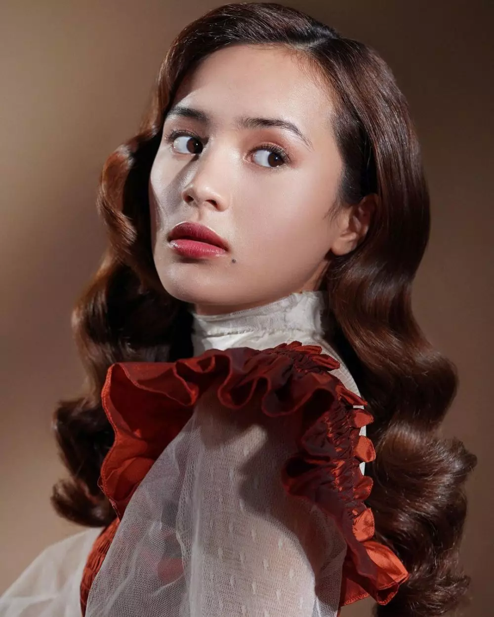 Gaya pemotretan Beby Tsabina bak noni Belanda Instagram © 2021 brilio.net Gaya pemotretan Beby Tsabina bak noni Belanda Instagram © 2021 brilio.net