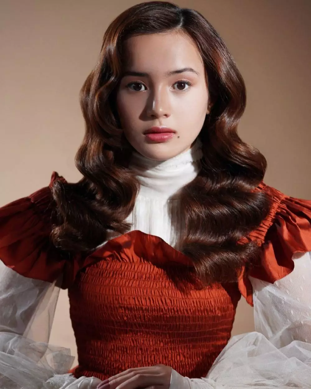 Gaya pemotretan Beby Tsabina bak noni Belanda Instagram © 2021 brilio.net Gaya pemotretan Beby Tsabina bak noni Belanda Instagram © 2021 brilio.net