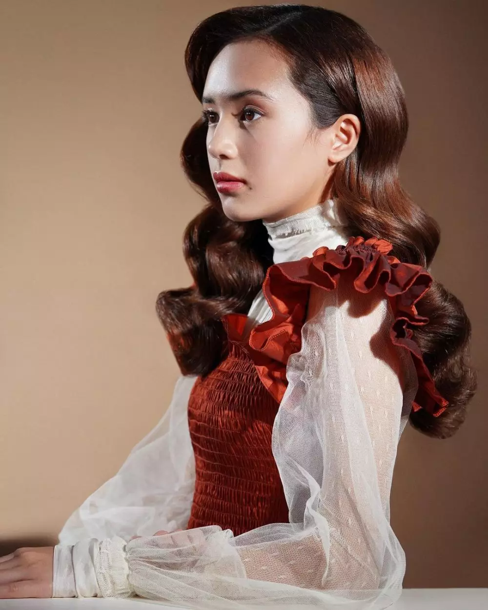 Gaya pemotretan Beby Tsabina bak noni Belanda Instagram © 2021 brilio.net Gaya pemotretan Beby Tsabina bak noni Belanda Instagram © 2021 brilio.net