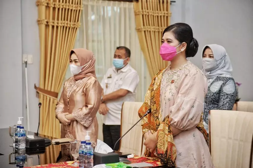 Gaya seleb istri pejabat saat kunjungan kerja © Instagram Gaya seleb istri pejabat saat kunjungan kerja © Instagram