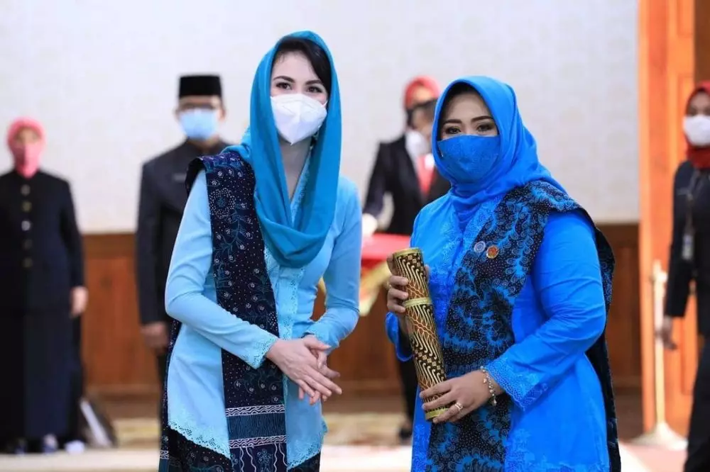 Gaya seleb istri pejabat saat kunjungan kerja © Instagram Gaya seleb istri pejabat saat kunjungan kerja © Instagram