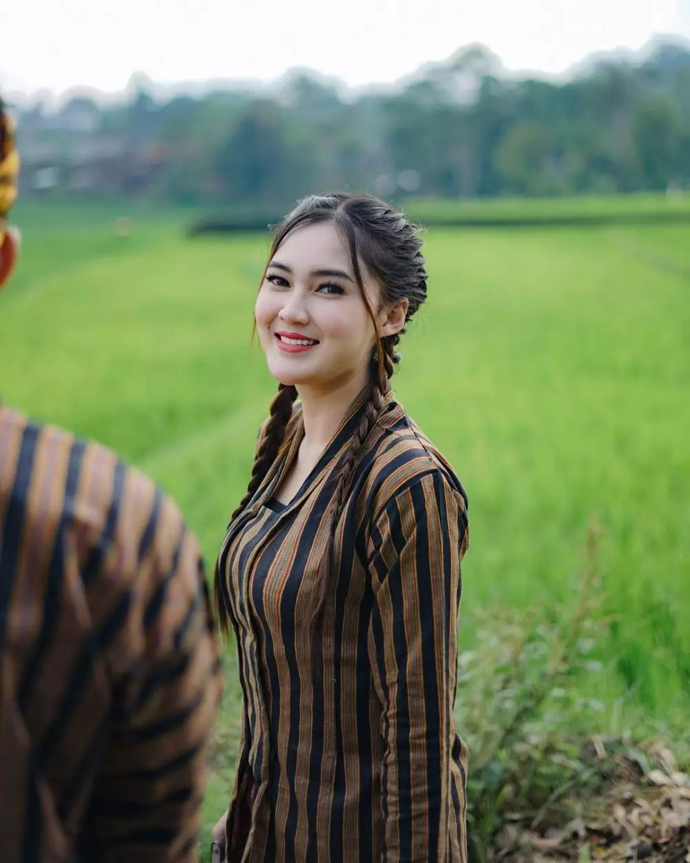 penyanyi cantik pemotretan di sawah Instagram