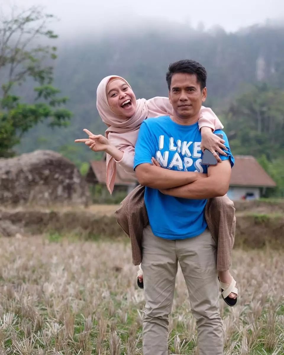 penyanyi cantik pemotretan di sawah Instagram