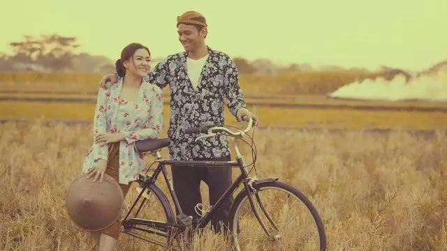 penyanyi cantik pemotretan di sawah Instagram