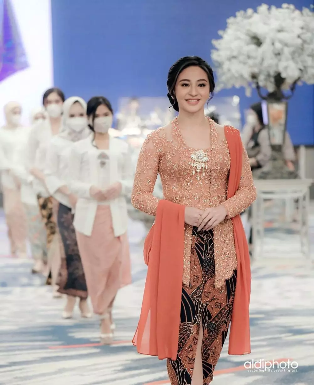 Gaya kebaya seleb saat lamaran © Instagram