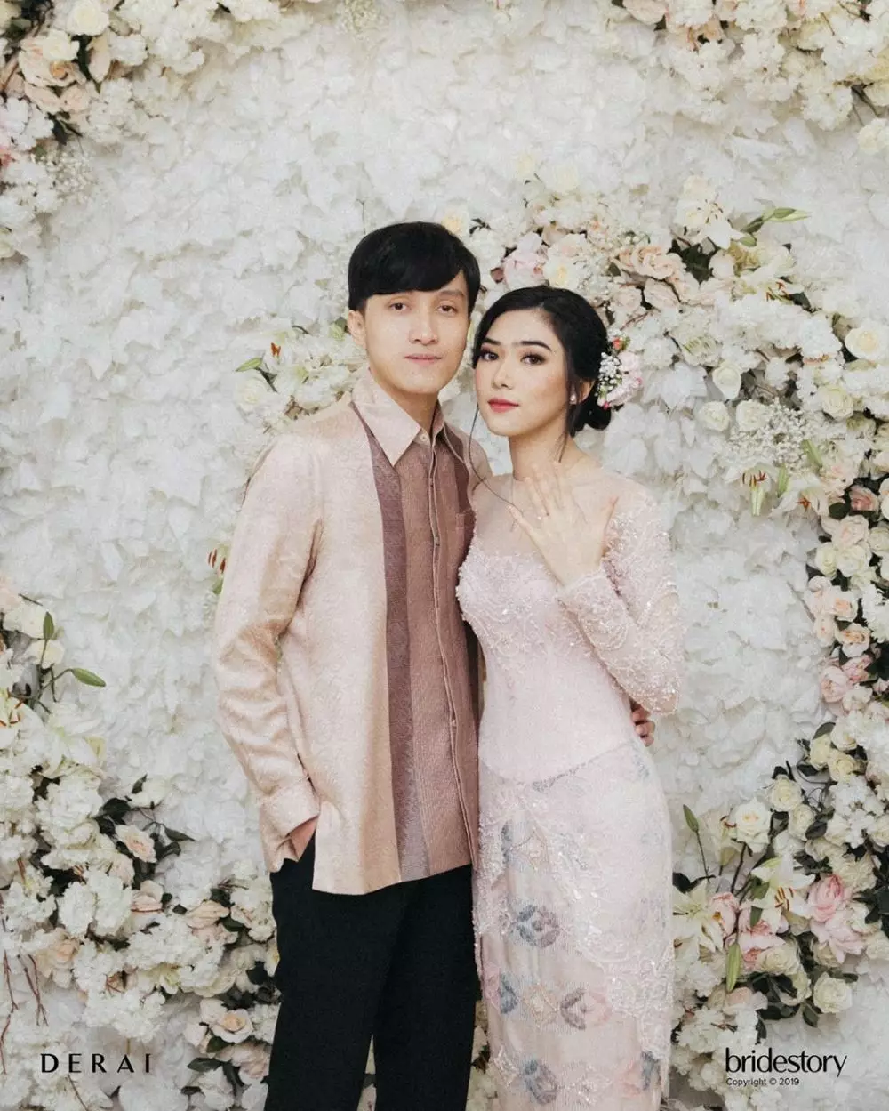 Gaya kebaya seleb saat lamaran © Instagram