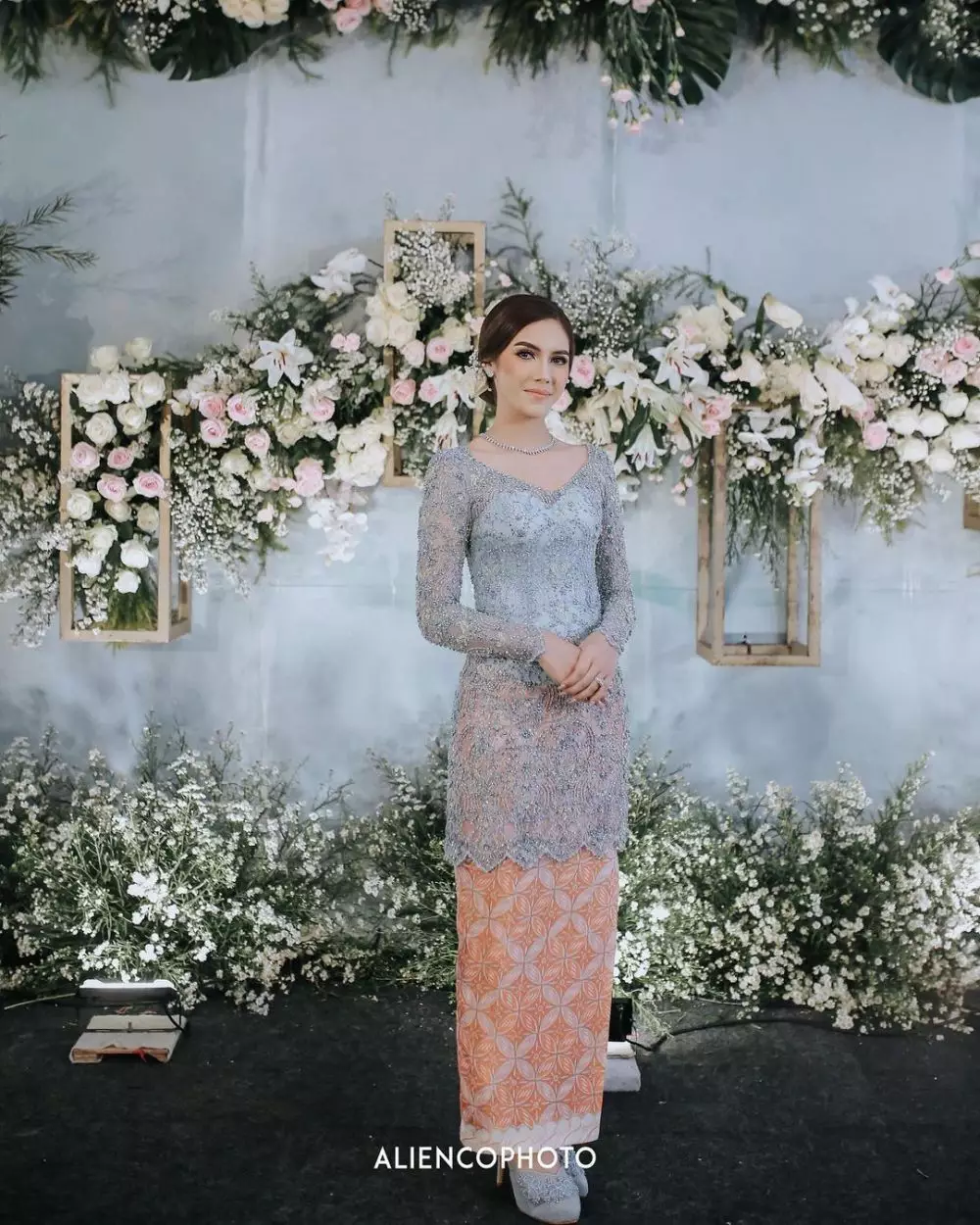 Gaya kebaya seleb saat lamaran © Instagram