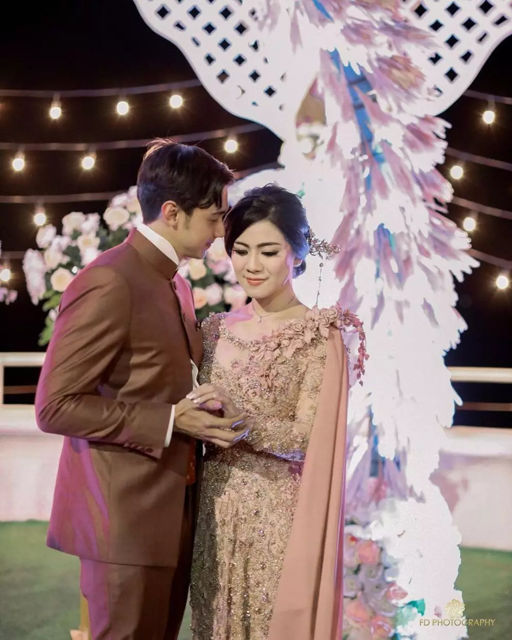 Gaya kebaya seleb saat lamaran © Instagram