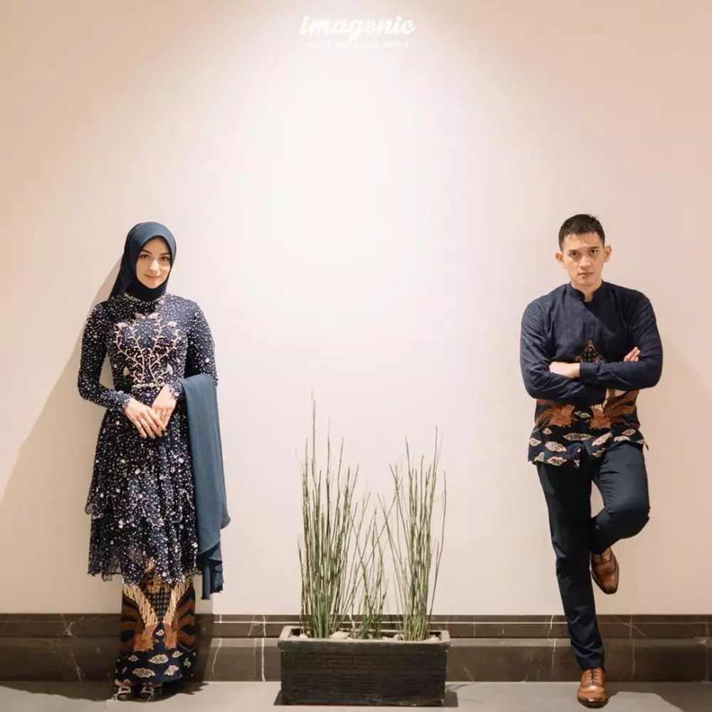 Gaya kebaya seleb saat lamaran © Instagram