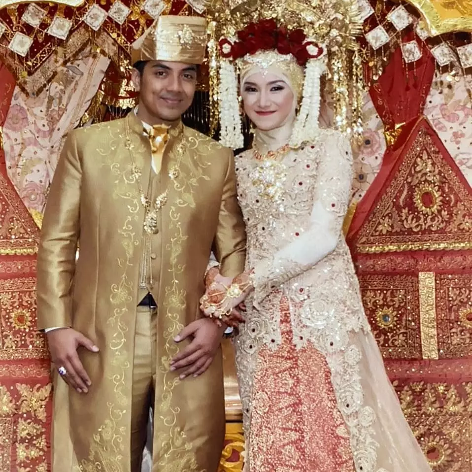 beda gaya seleb menikah dengan ustaz © berbagai sumber