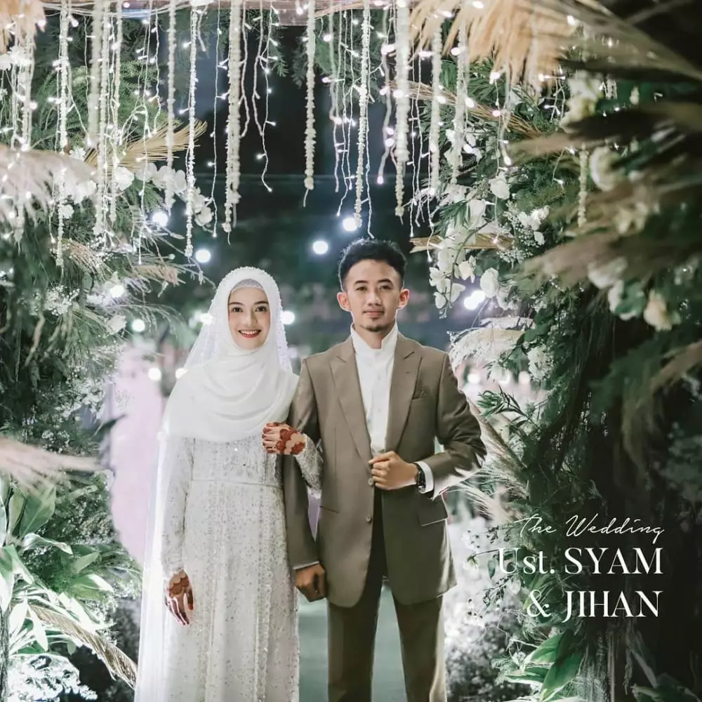 beda gaya seleb menikah dengan ustaz © berbagai sumber