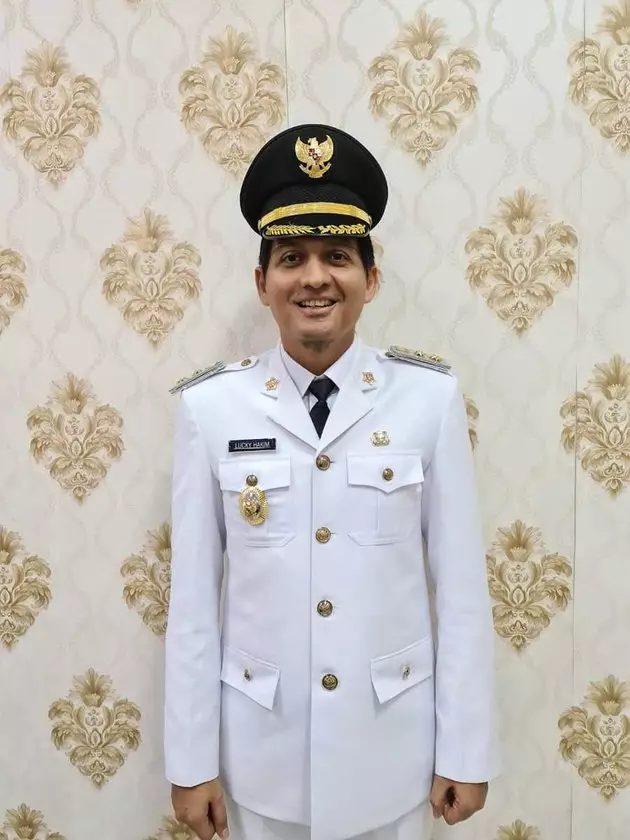 Lucky Hakim pakai seragam dinas © 2021 brilio.net