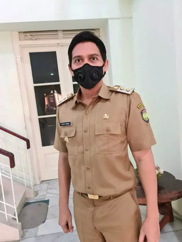 Lucky Hakim pakai seragam dinas © 2021 brilio.net