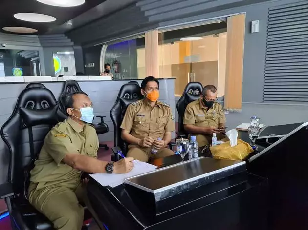 Lucky Hakim pakai seragam dinas © 2021 brilio.net