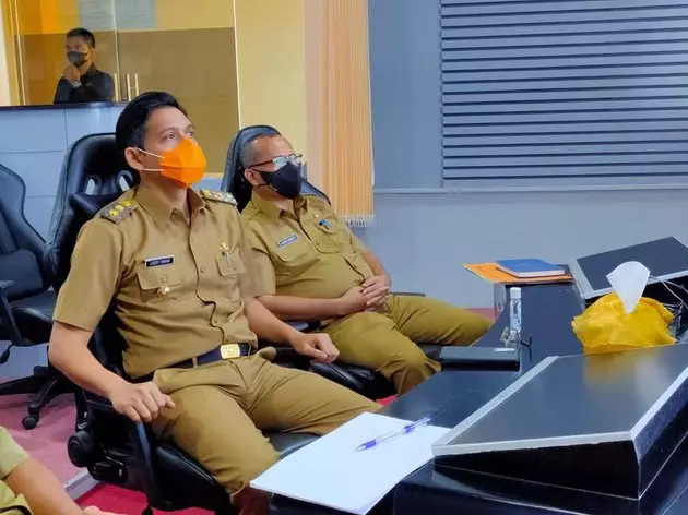 Lucky Hakim pakai seragam dinas © 2021 brilio.net