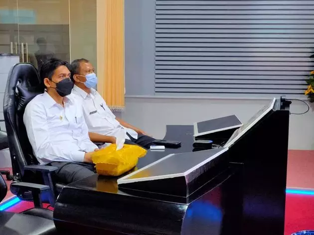 Lucky Hakim pakai seragam dinas © 2021 brilio.net