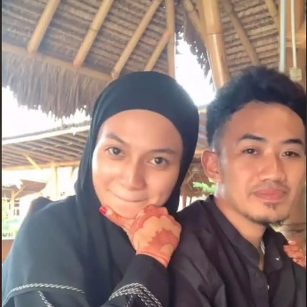 Ustaz Syam & Jihan Salsabila usai menikah © 2021 brilio.net Ustaz Syam & Jihan Salsabila usai menikah © 2021 brilio.net