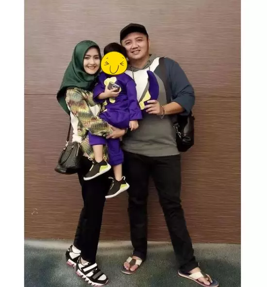 Potret harmonis seleb dan suami dokter © Instagram Potret harmonis seleb dan suami dokter © Instagram