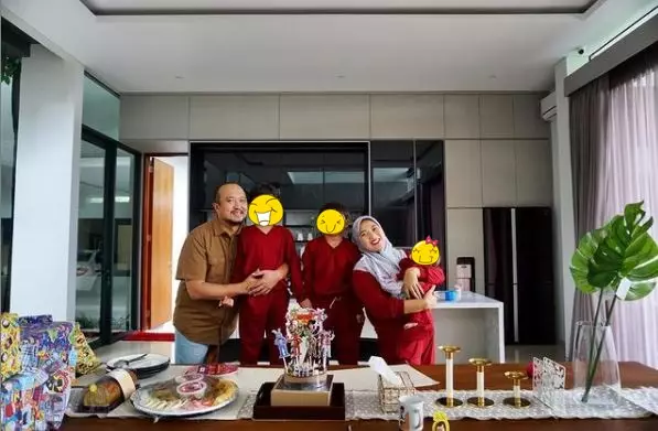 Potret harmonis seleb dan suami dokter © Instagram Potret harmonis seleb dan suami dokter © Instagram