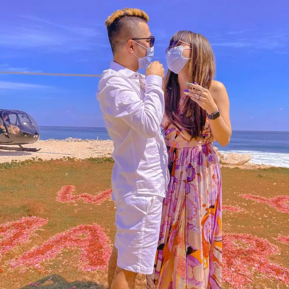 momen eva bellisima dilamar di helikopter © Instagram