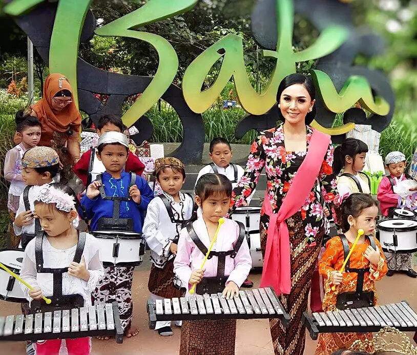 Yuni Shara kenakan kebaya klasik © Instagram Yuni Shara kenakan kebaya klasik © Instagram