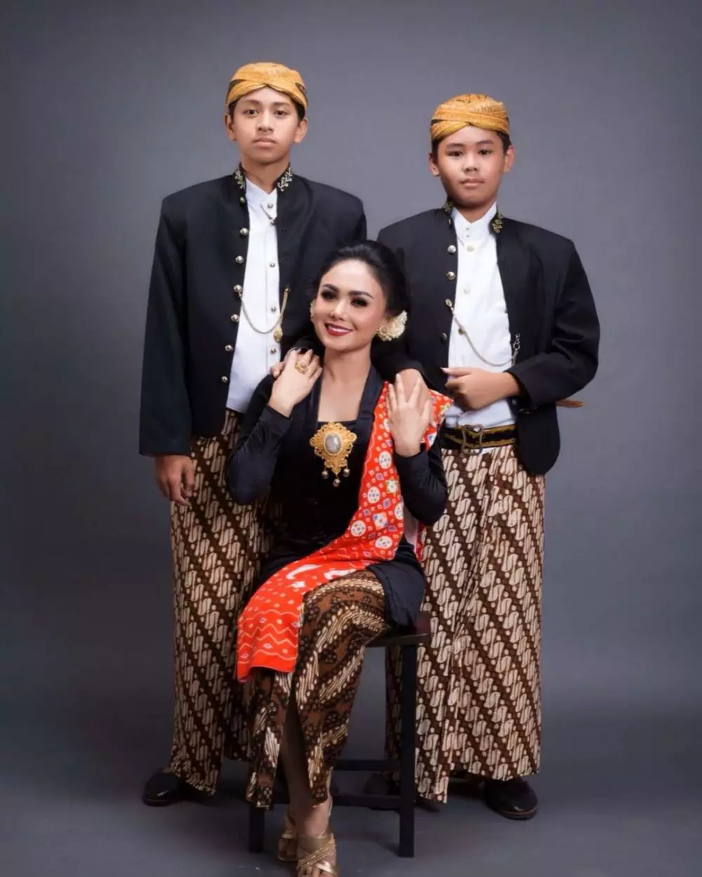 Yuni Shara kenakan kebaya klasik © Instagram Yuni Shara kenakan kebaya klasik © Instagram