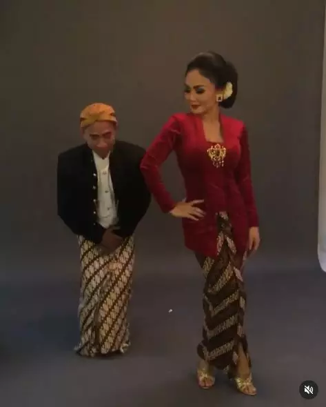 Yuni Shara kenakan kebaya klasik © Instagram Yuni Shara kenakan kebaya klasik © Instagram