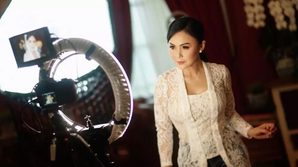 Yuni Shara kenakan kebaya klasik © Instagram Yuni Shara kenakan kebaya klasik © Instagram