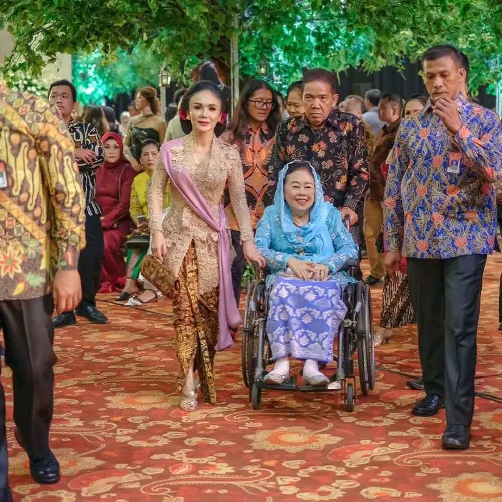 Yuni Shara kenakan kebaya klasik © Instagram Yuni Shara kenakan kebaya klasik © Instagram