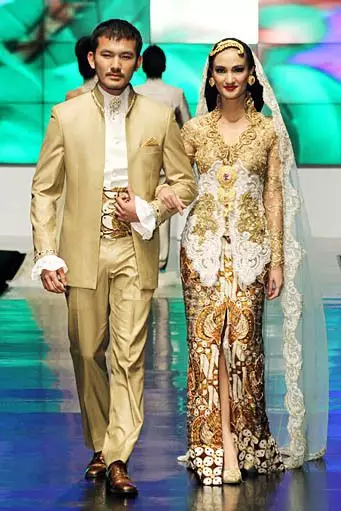 pasangan seleb kenakan busana karya Anne Avantie © 2021 brilio.net