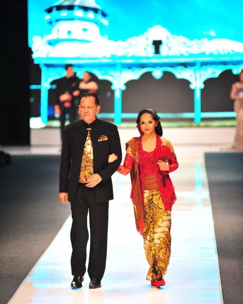 pasangan seleb kenakan busana karya Anne Avantie © 2021 brilio.net