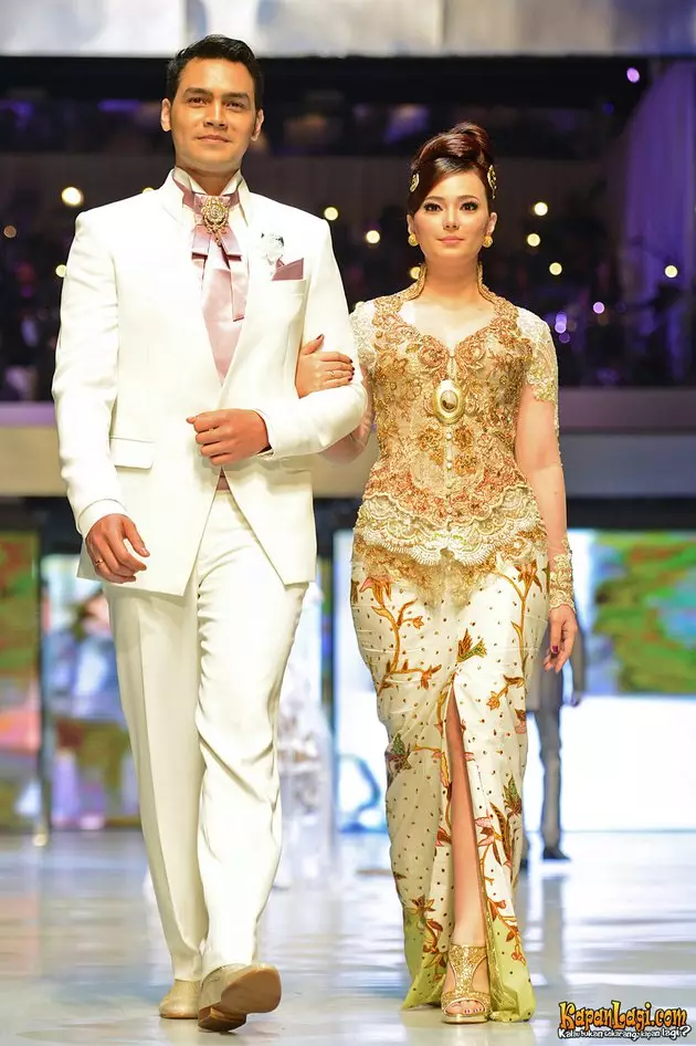 pasangan seleb kenakan busana karya Anne Avantie © 2021 brilio.net