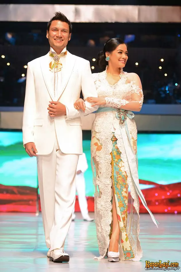 pasangan seleb kenakan busana karya Anne Avantie © 2021 brilio.net