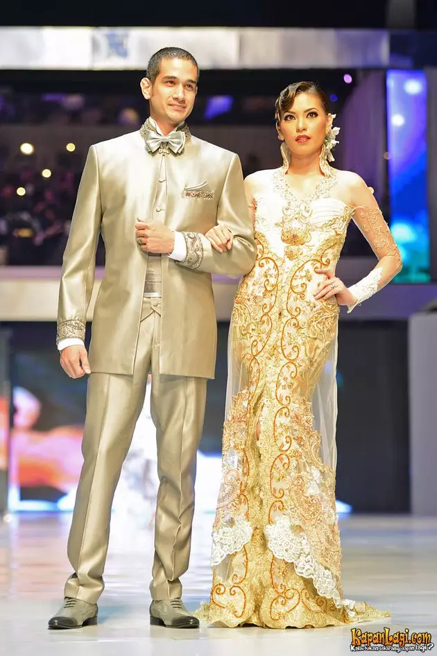 pasangan seleb kenakan busana karya Anne Avantie © 2021 brilio.net