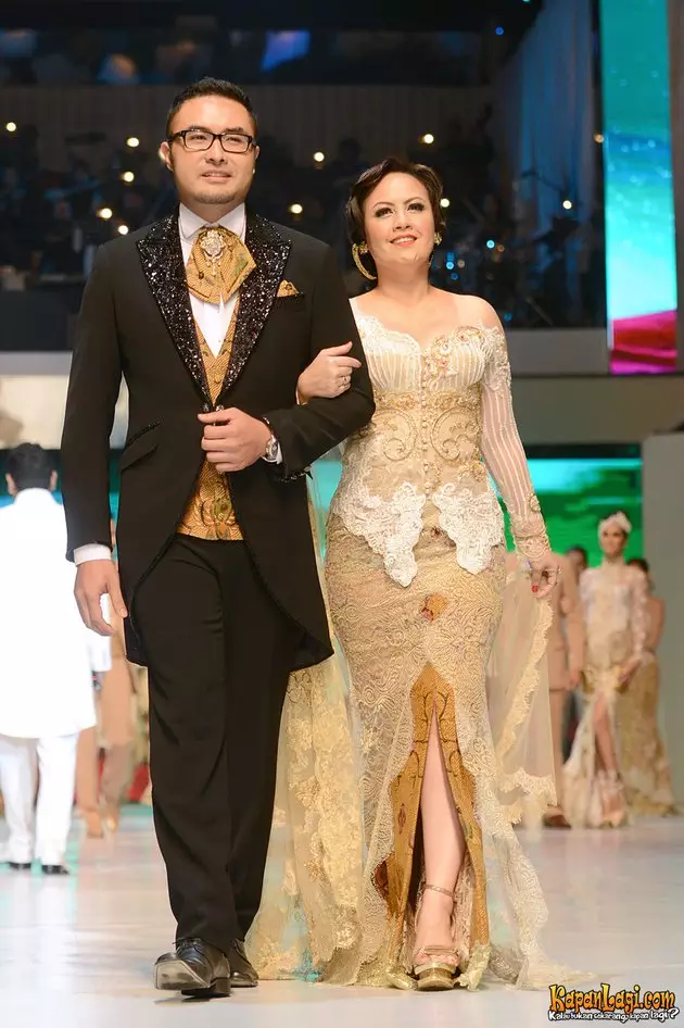 pasangan seleb kenakan busana karya Anne Avantie © 2021 brilio.net