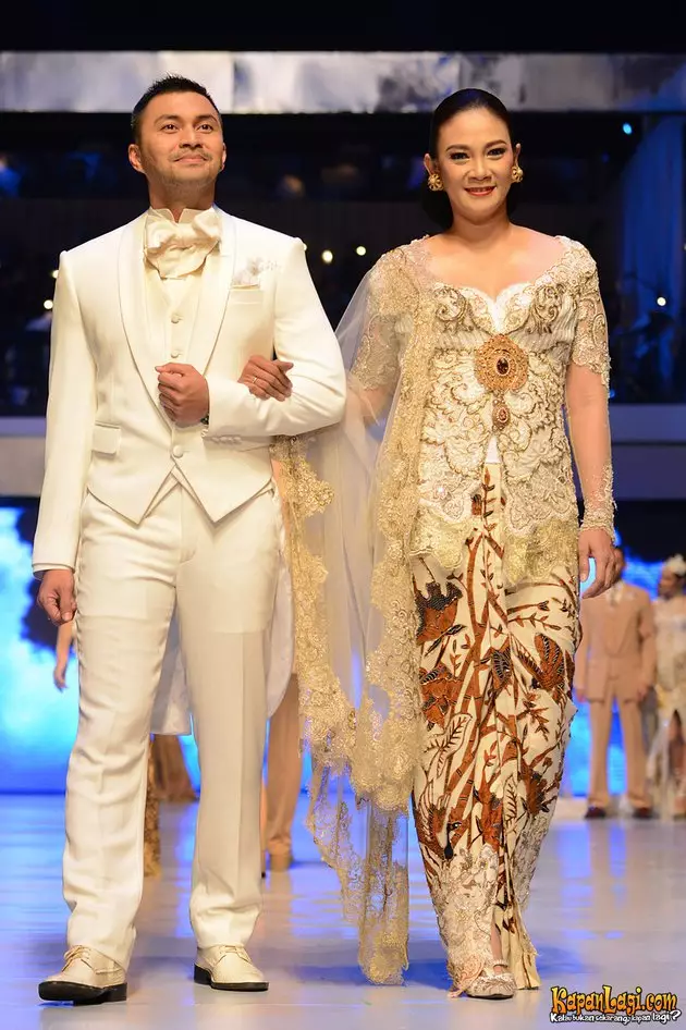 pasangan seleb kenakan busana karya Anne Avantie © 2021 brilio.net