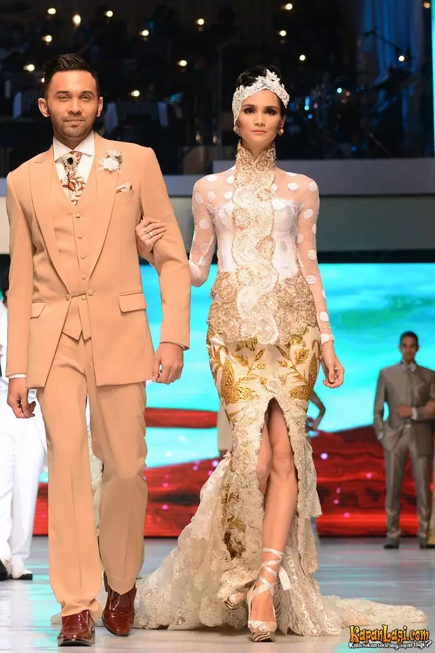 pasangan seleb kenakan busana karya Anne Avantie © 2021 brilio.net