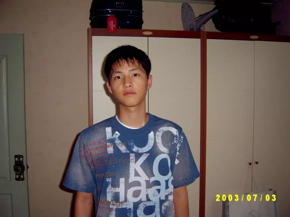 Potret lawas Song Joong-ki saat kuliah © berbagai sumber Potret lawas Song Joong-ki saat kuliah © berbagai sumber