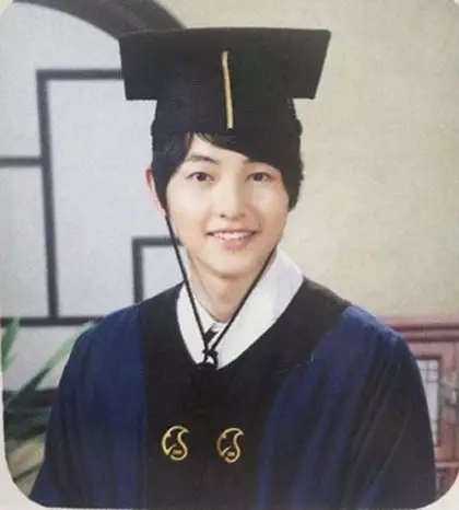 Potret lawas Song Joong-ki saat kuliah © berbagai sumber Potret lawas Song Joong-ki saat kuliah © berbagai sumber