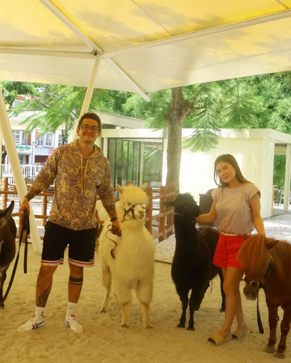 Potret Miller Khan dan kekasih © 2021 brilio.net Potret Miller Khan dan kekasih © 2021 brilio.net