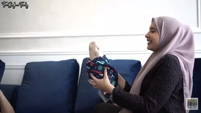 Zaskia Sungkar & Irwansyah belajar rawat bayi © 2021 brilio.net