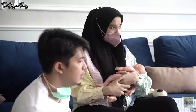 Zaskia Sungkar & Irwansyah belajar rawat bayi © 2021 brilio.net