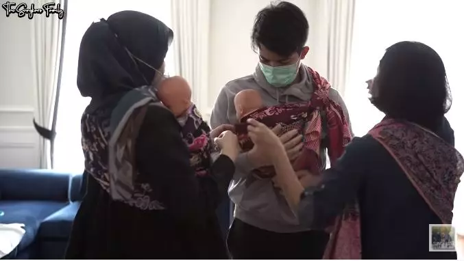 Zaskia Sungkar & Irwansyah belajar rawat bayi © 2021 brilio.net