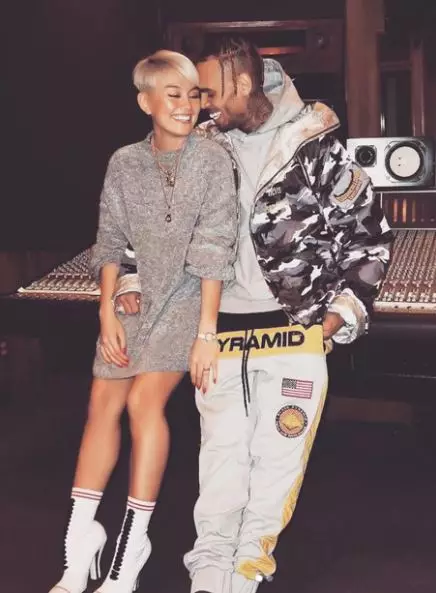 Seleb foto bareng artis Hollywood © 2021 brilio.net Seleb foto bareng artis Hollywood © 2021 brilio.net