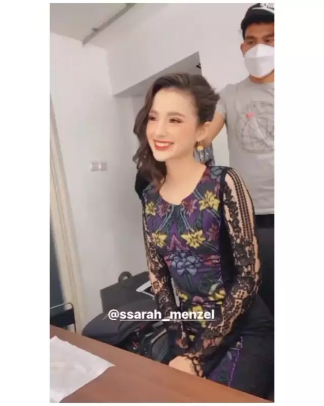 pesona Sarah Menzel iklan kosmetik © 2021 brilio.net pesona Sarah Menzel iklan kosmetik © 2021 brilio.net