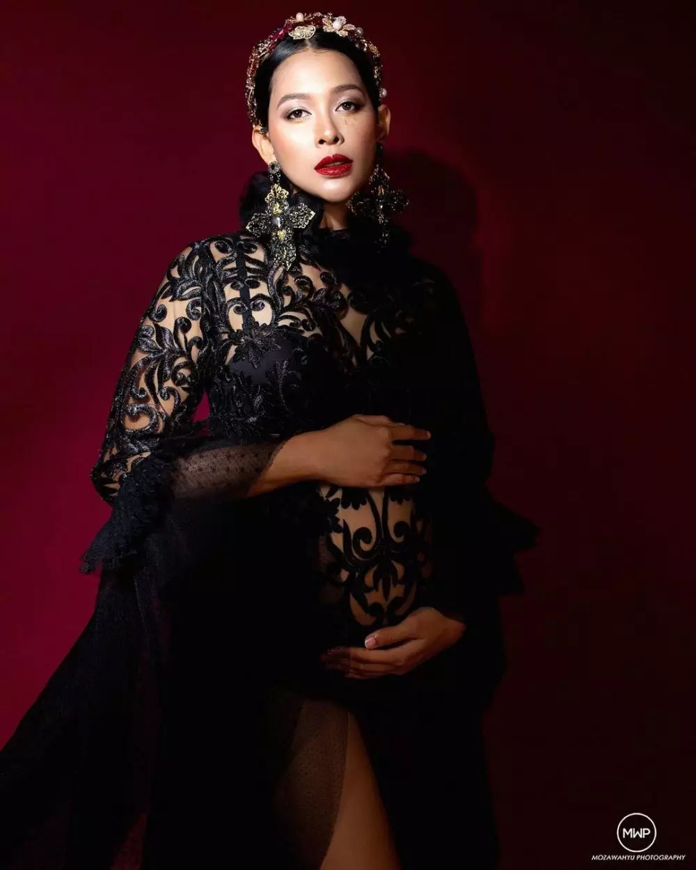 maternity shoot seleb busana hitam © Instagram