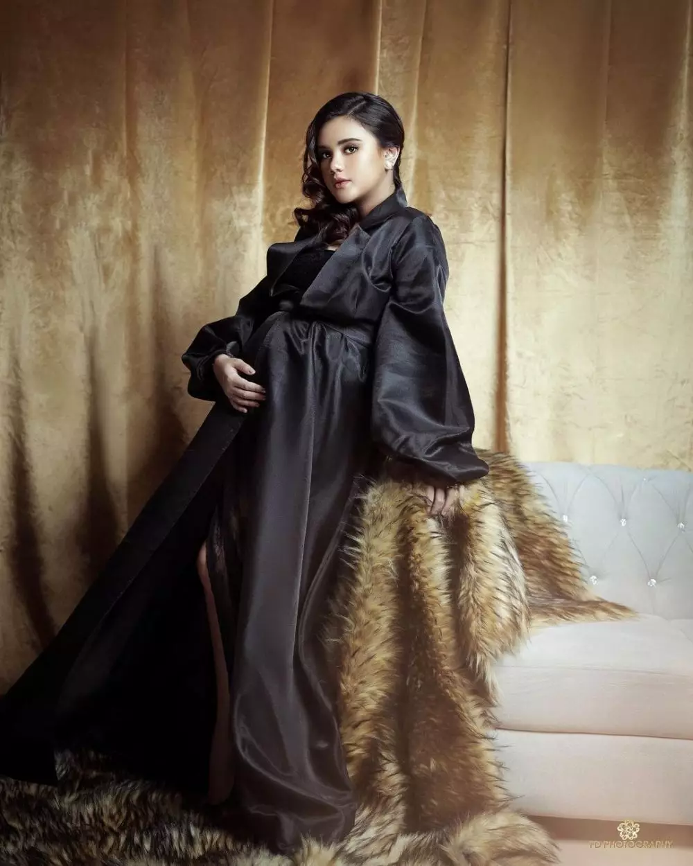 maternity shoot seleb busana hitam © Instagram