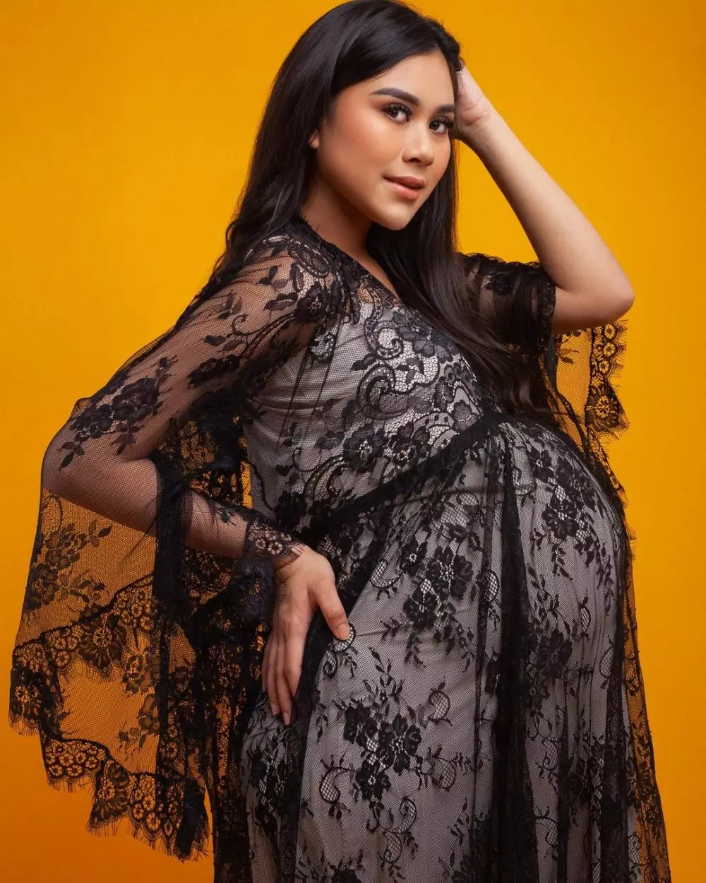 maternity shoot seleb busana hitam © Instagram