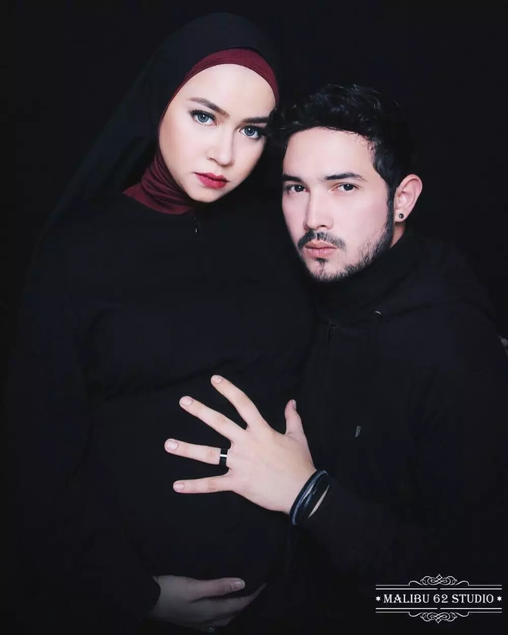 maternity shoot seleb busana hitam © Instagram